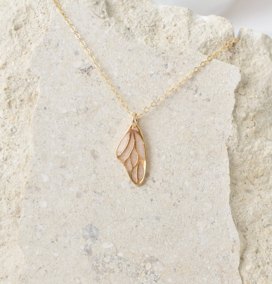 Gifting a Memorial Necklace for Ashes: Etiquette, Timing, and Presentation Ideas