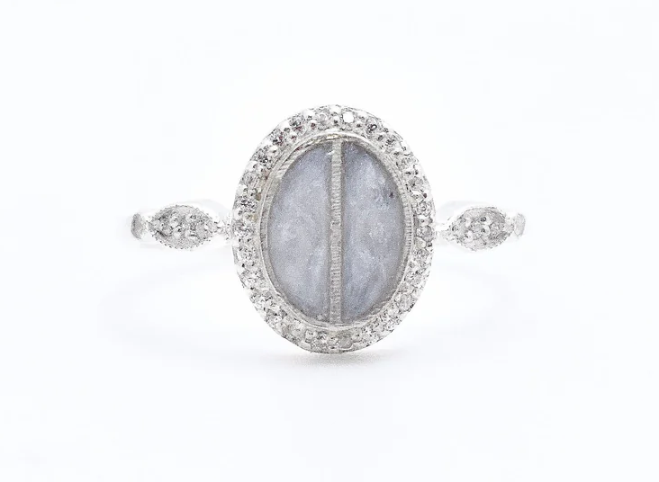 Ashes Jewelry Types: Hollow Urn vs Resin vs Glass-Blown (2025)